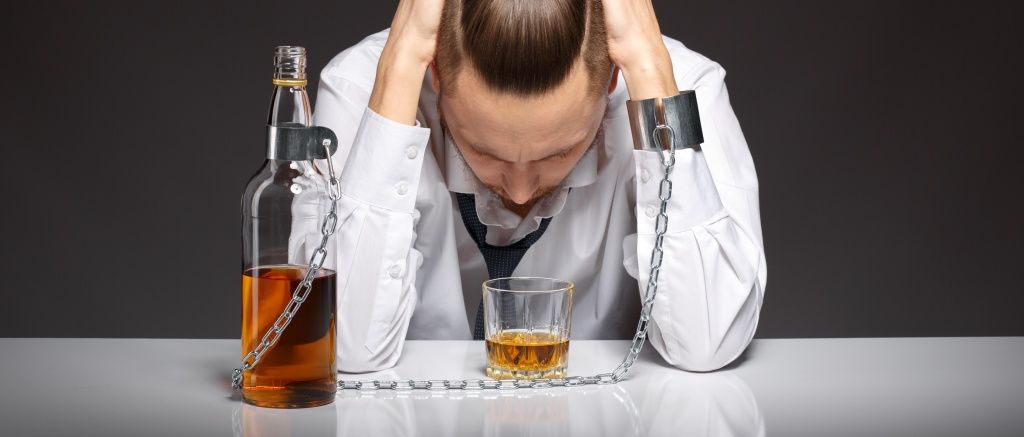 Алкоголь и наркотики лишь усугубляют депрессивное состояние addicted-man-looking-his-glass-whiskey.jpg