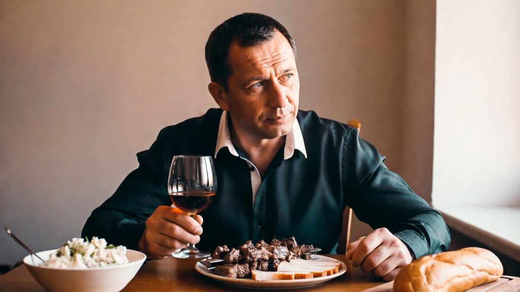 мужчина с едой.jpg